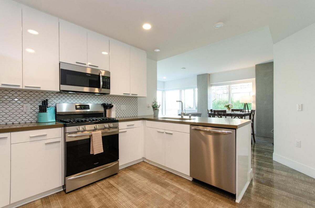 Apartamento Stunning 3 Bedroom High-rise With Pool, Spa, And Rooftop Views Los Ángeles
